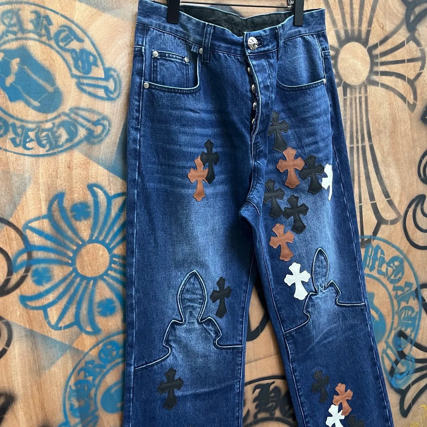 P720 Chrome Hearts Limited Series New City Limited Jeans Chrome Hearts City Limited Jeans vintage levis American made 501 505 517 base version remake Levis American made 501 base version Imported sheepskin 925 silver remake Customers provide waist and trousers length or height and weight The studio will select the most suitable base version for you to remake There are many people doing remakes in the market Don’t belittle or comment The difference is visible to the naked eye See more and compare for yourself #CHROME HEARTS Unisex style